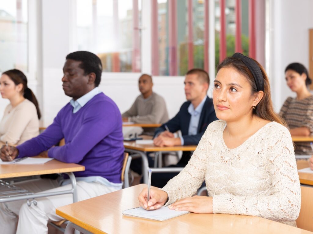 Muitos recém-formados acreditam que é importante fazer uma pós após a graduação, porque o mercado deseja profissionais multidisciplinares.